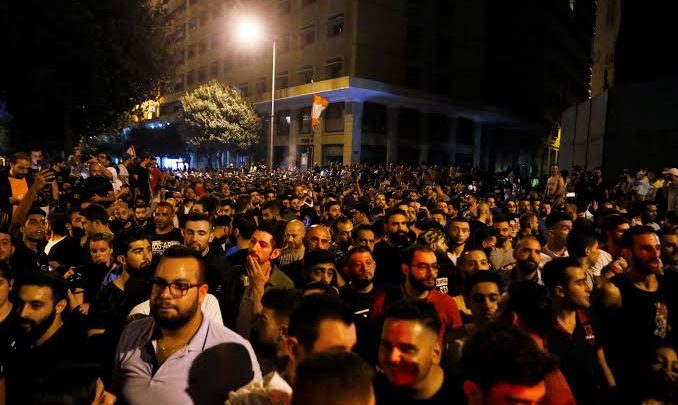 بيروت:تصاعد “انتفاضة الضرائب” وسقوط قتيل وعشرات الجرحى من المتظاهرين والأمن