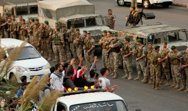 الجيش اللبناني يدعو المتظاهرين لفتح ما تبقَّى من طرق مقفلة لإعادة الحياة إلى طبيعتها