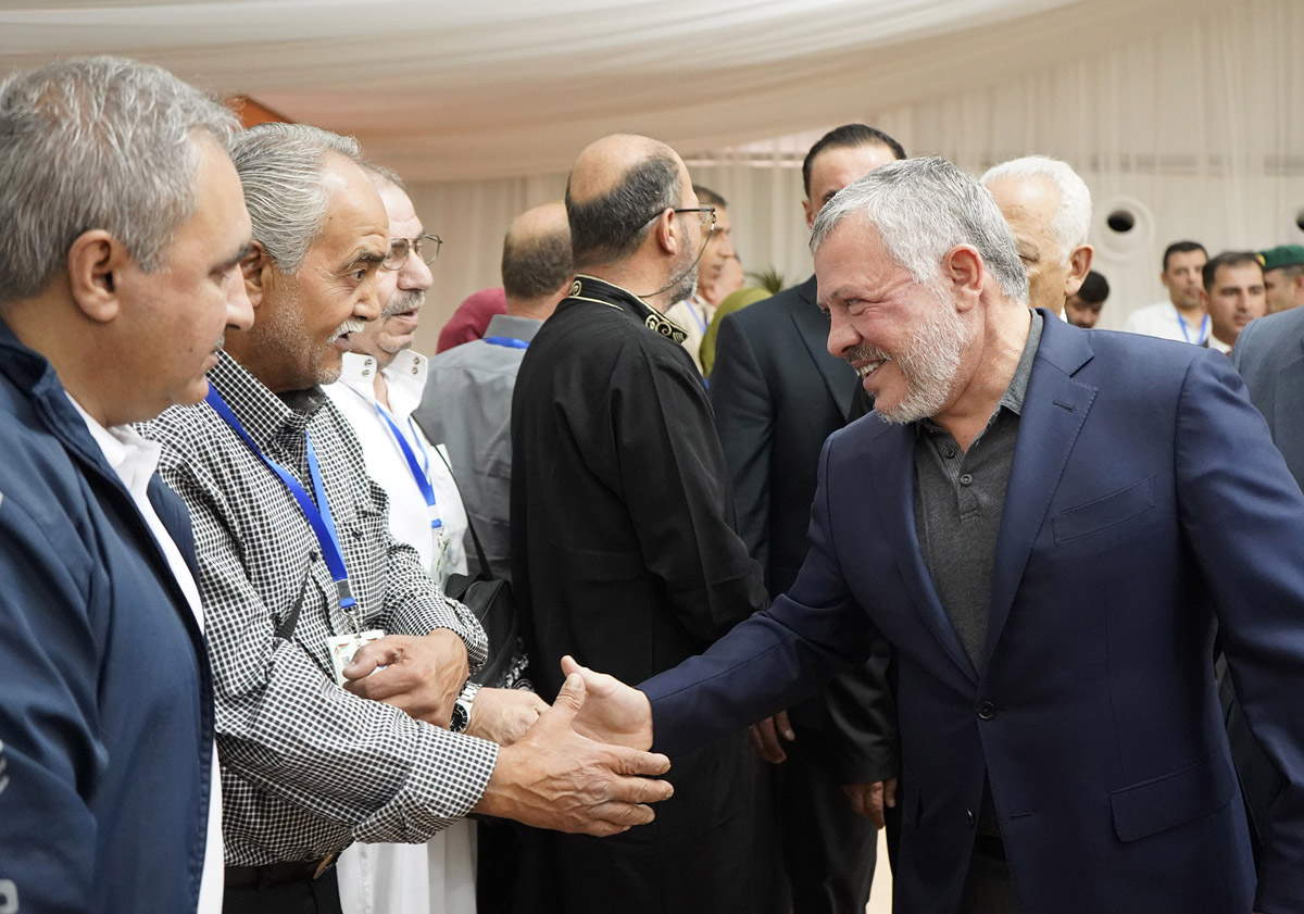جلالة الملك عبدالله الثاني في مقدمة مودعي قافلة حجاج أسر الشهداء
