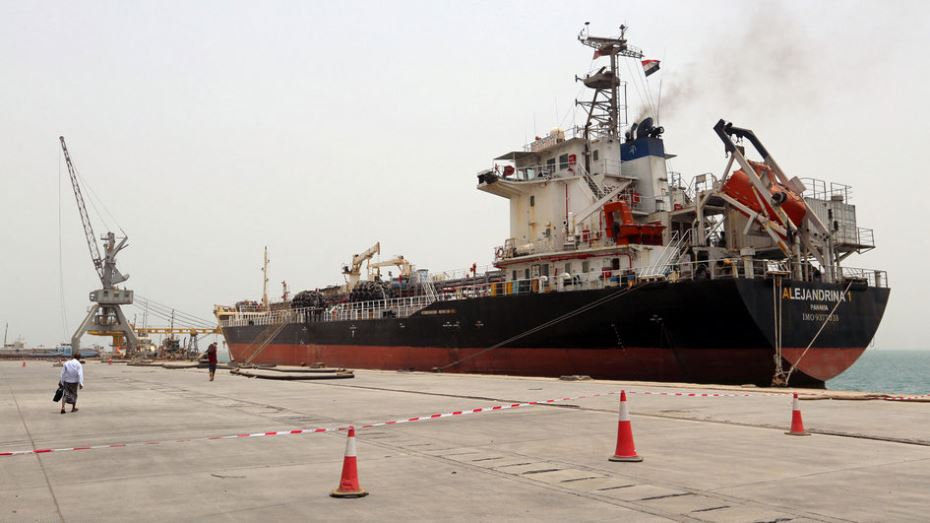 الحكومة اليمنية تكشف عن احتجاز مليشيا الحوثى 10 سفن فى ميناء الحديدة