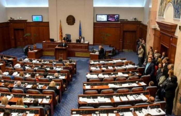 برلمان مقدونيا يوافق على تغيير اسمها