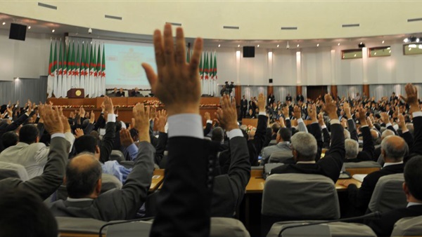 البرلمان الجزائري يناقش قانون المحاكمات العسكرية للمرة الأولى