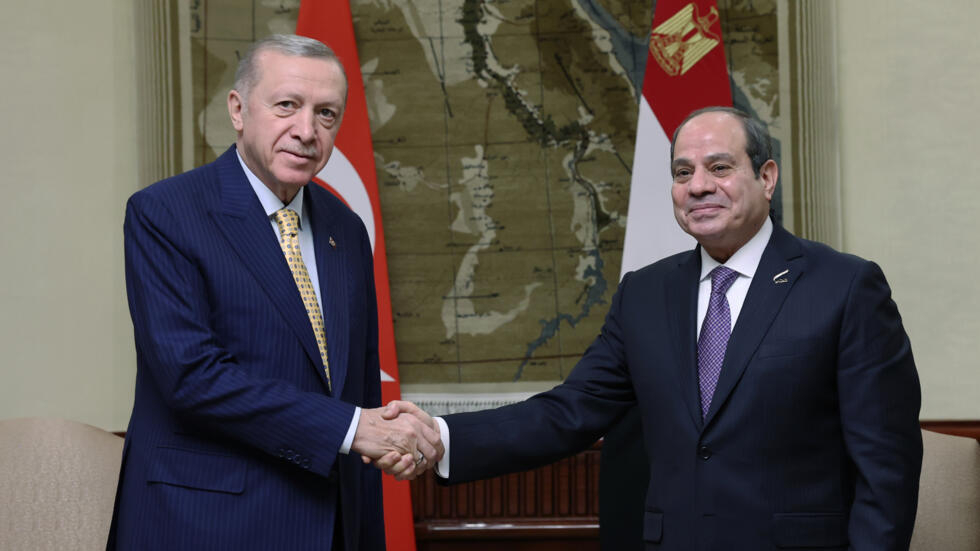 السيسي يتوجه إلى تركيا في أول زيارة لرئيس مصري منذ 12 عاما