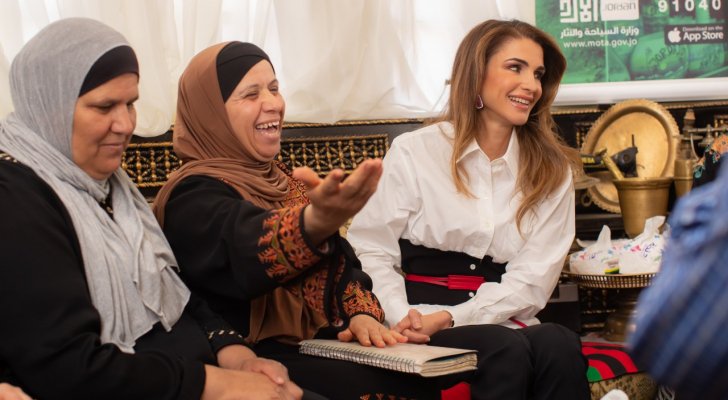الملكة رانيا تلتقي مجموعة من أبناء وبنات السلط
