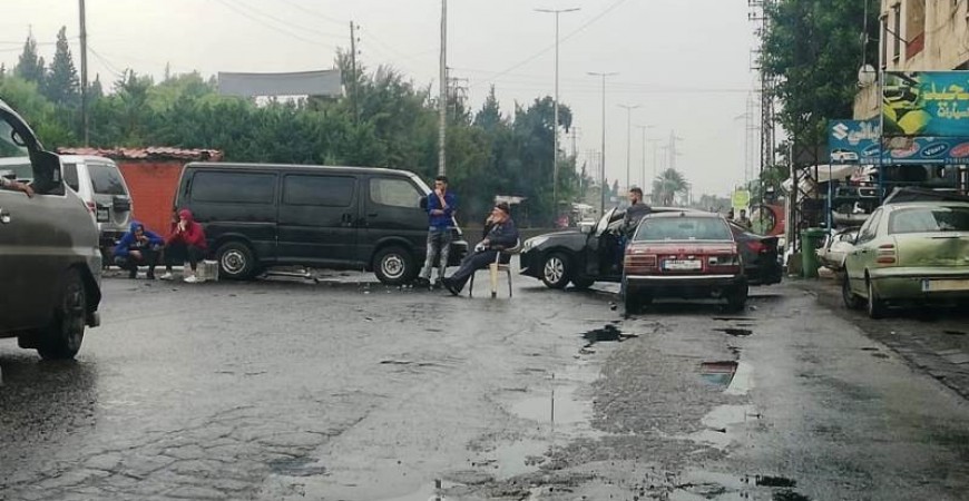 انتفاضة “إيد بإيد” اللبنانية مستمرة.. “إثنين السيارات”: “لا فتح للطرق”