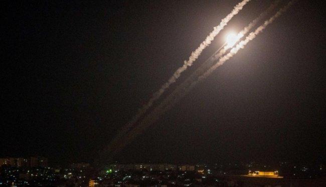 الاحتلال الإسرائيلي يعلن سقوط صاروخ بمنطقة مفتوحة بغلاف غزة