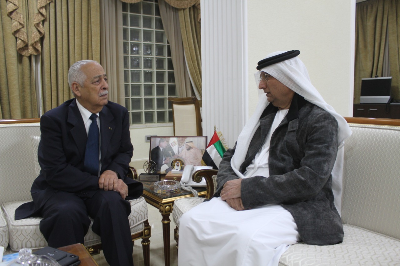 مندوباً عن الملك، العيسوي يعزي في السفارة الإماراتية في عمان بوفاة الشيخ سلطان بن زايد