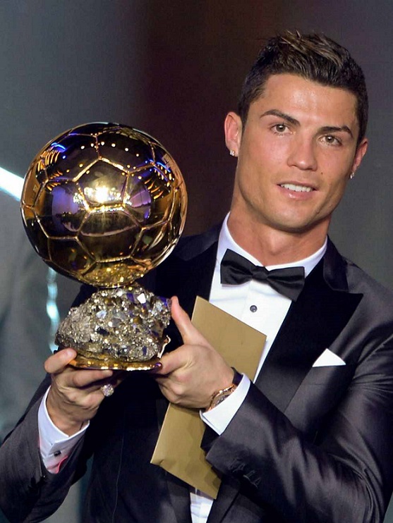 ماديرا تمنح رونالدو قلادة التميز لحصوله على الكرة الذهبية