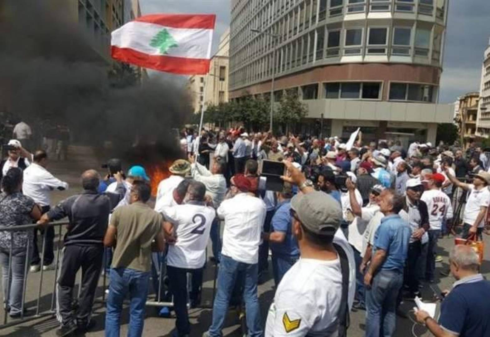 لبنان: موكب نائب من أمل أطلق النار وحاول دهس المتظاهرين قرب مجلس النواب!