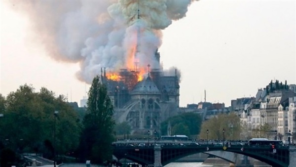 اهتمام عالمي بحريق الكاتدرائية وانهيار برجها التاريخي