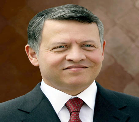 الملك يزور قاعدة ناراشينو العسكرية اليابانية ويحضر تمرينا عسكريا