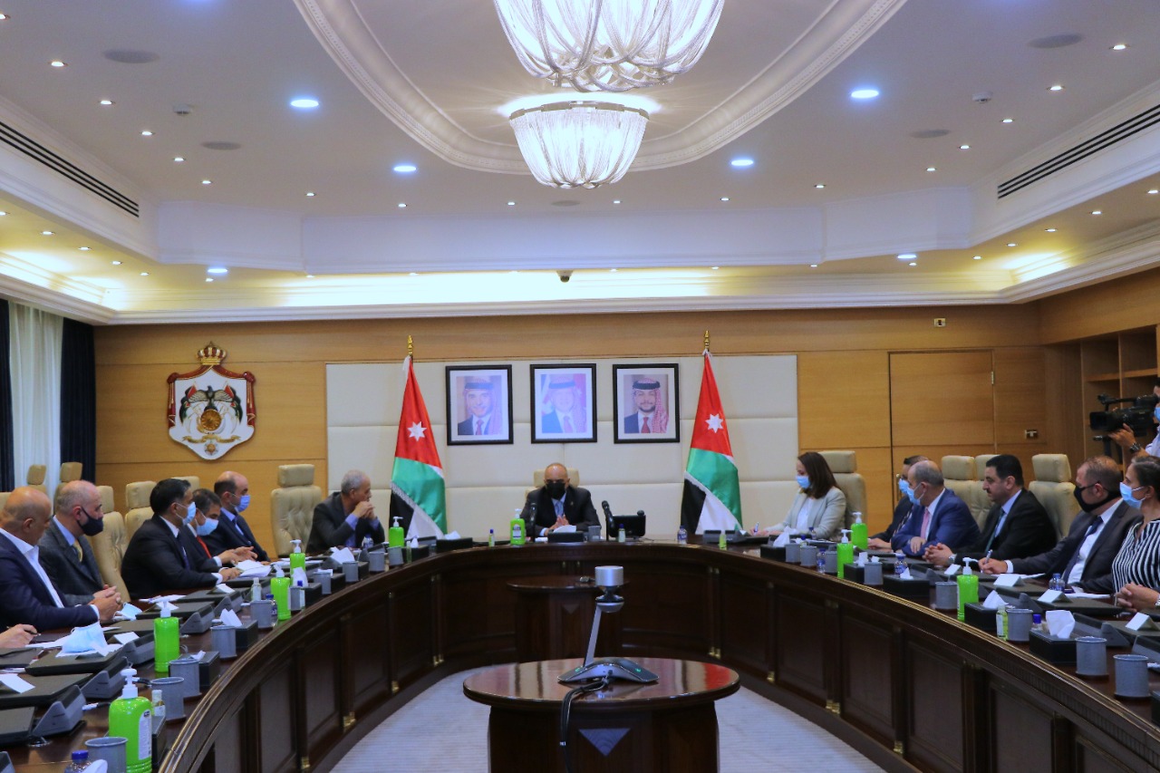 رئيس الوزراء يؤكد أن الحكومة تعمل على مصفوفة أولويات اقتصادية للتعافي