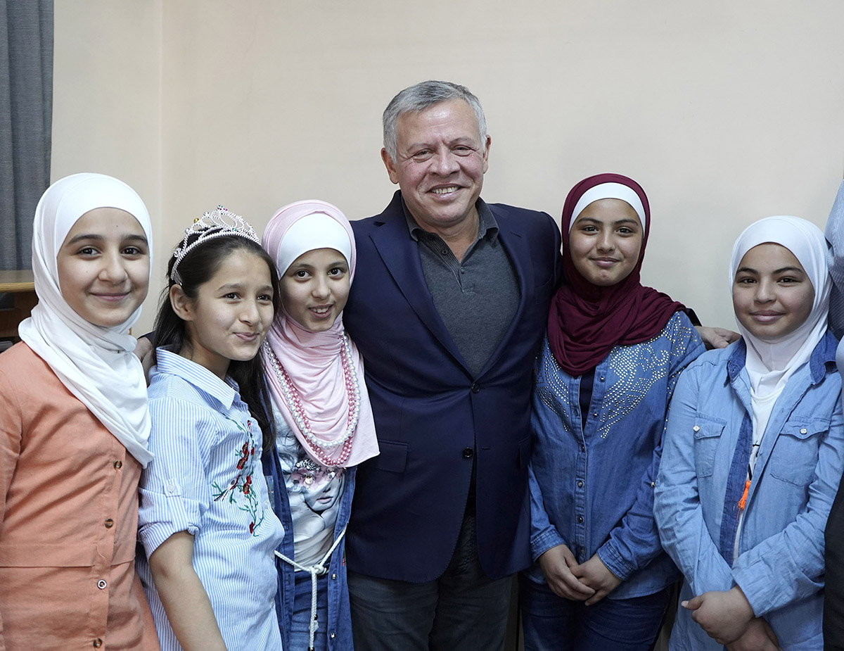 جلالة الملك يتفقد في زيارتين مفاجئتين أحوال أطفال مبرة أم الحسين والفتيات اليتيمات