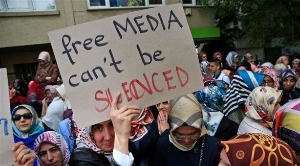 تركيا: تضييق الخناق على الإنترنت وتلويح بالحجب