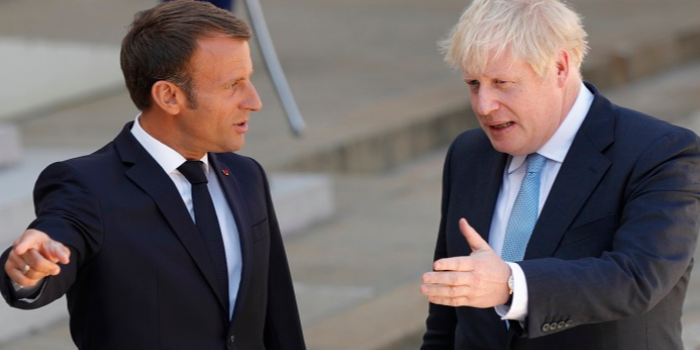 ماكرون يطالب جونسون بتوضيح موقف بريطانيا من “بريكست”