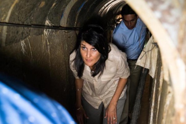 السفيرة الأمريكية تزور حدود قطاع غزة وتدخل الأنفاق