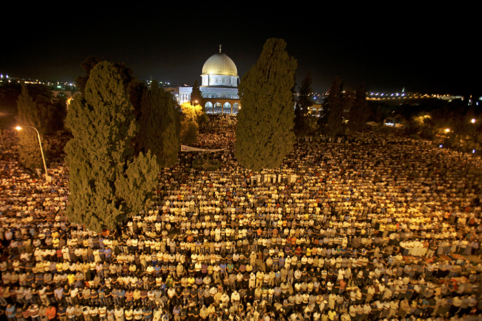 300 ألف شخص يحيون ليلة القدر بالمسجد الأقصى
