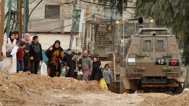 القوات الإسرائيلية تنفذ عملية تهجير قسري بشمال الضفة الغربية