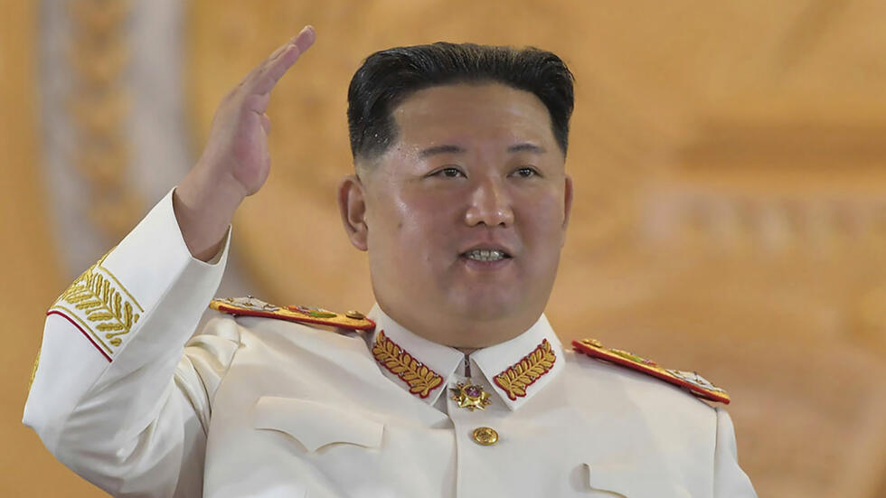 زعيم كوريا الشمالية يحضر حفل تدشين مدمرة بحرية جديدة