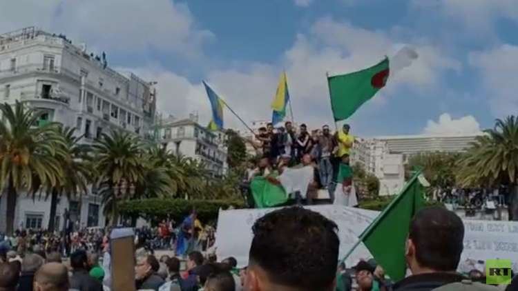 أول جمعة احتجاجات بوجه الرئيس الجزائري الجديد