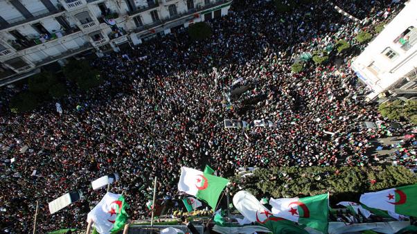 الجزائريون ينزلون إلى الشارع للجمعة التاسعة على التوالي