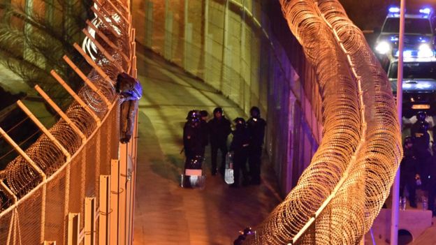 “مئات” المهاجرين يحاولون اقتحام جيب سبتة الاسباني في المغرب