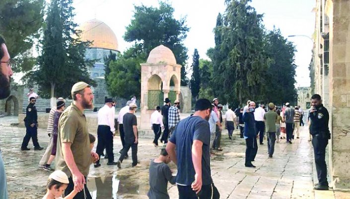 عشرات المستوطنين يقتحمون الأقصى