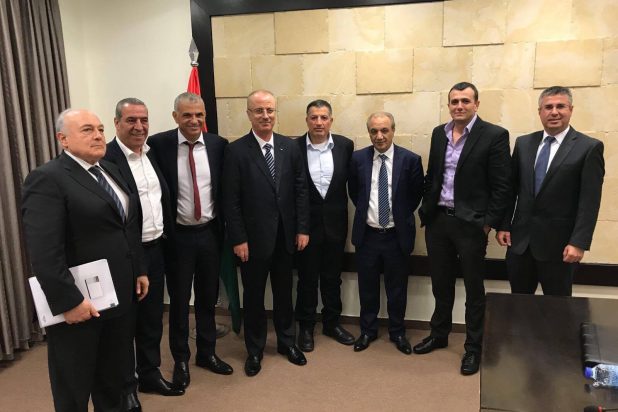 لقاء “سري” بين رئيس الوزراء الفلسطيني الحمدالله ووزير اقتصاد الإحتلال الإسرائيلي