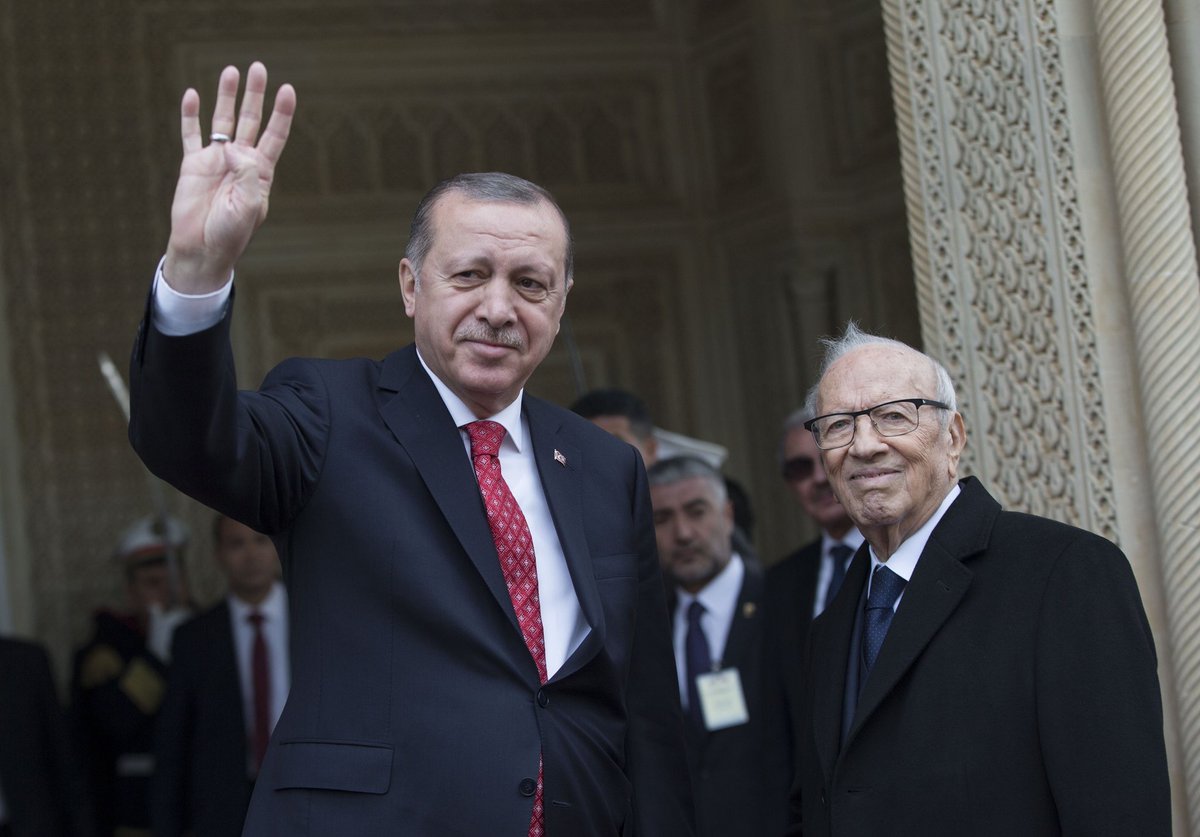 أردوغان يصل تونس ويرفع إشارة “رابعة” في قصر قرطاج