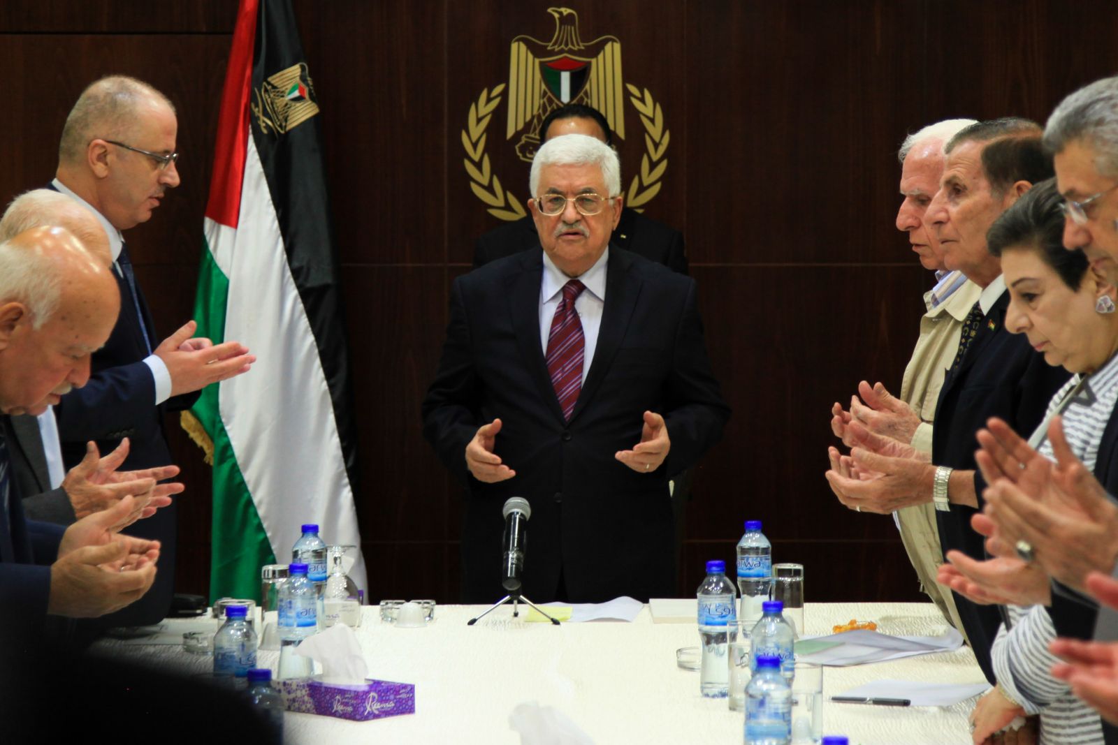 عباس يعلن تجميد الاتصالات مع اسرائيل لحين نزع البوابات الإلكترونية في الاقصى