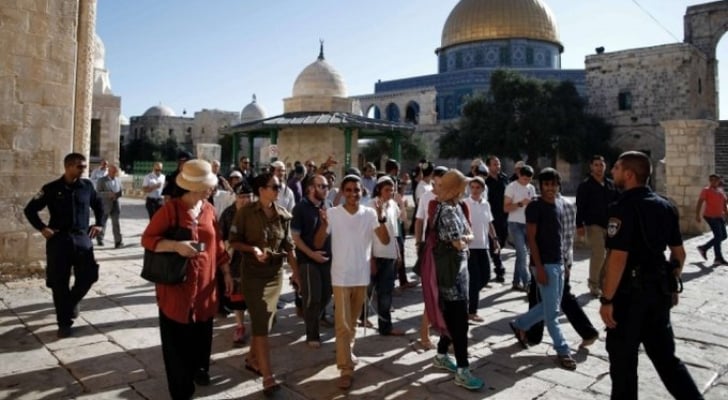 عشرات المستوطنين المتطرفين يقتحمون باحات الأقصى
