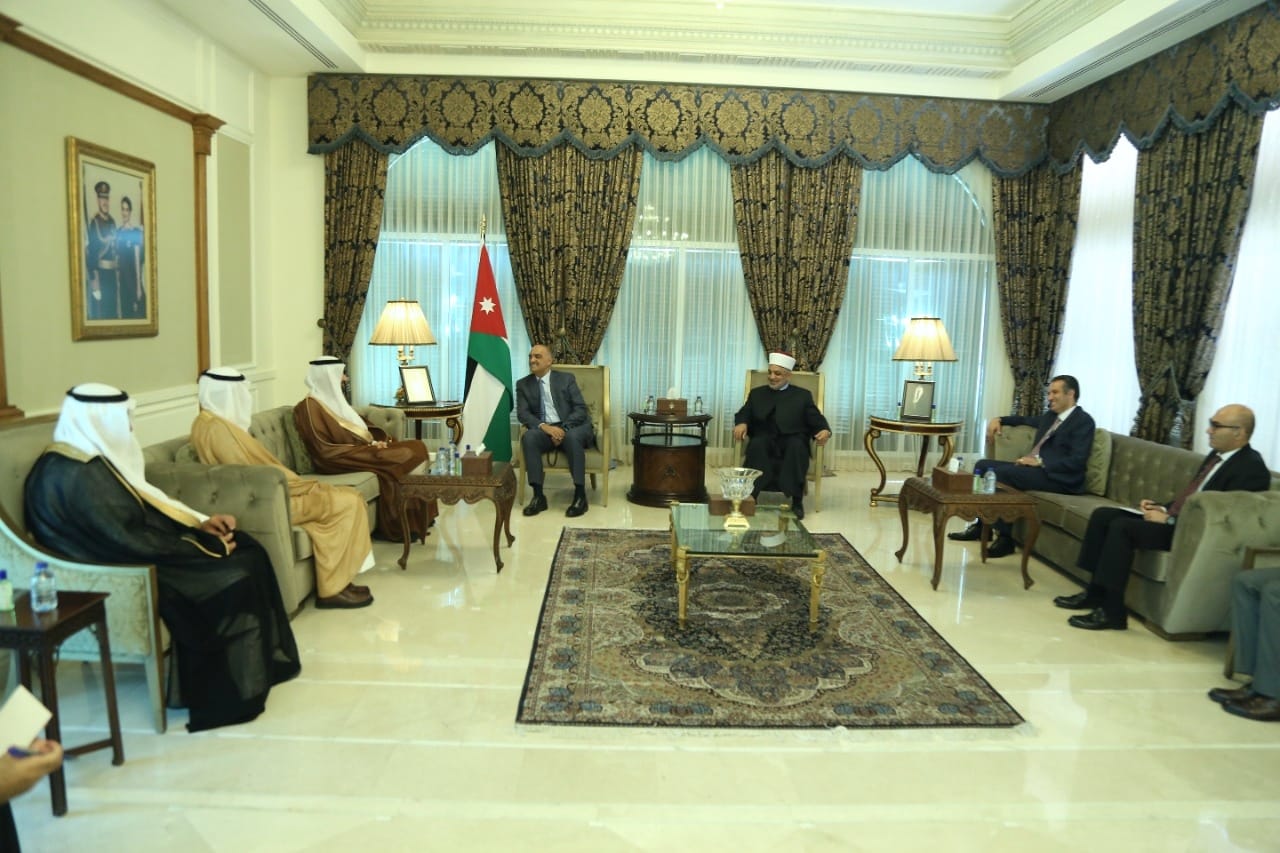 الخصاونة يستقل وزير الحج والعمرة السعودي