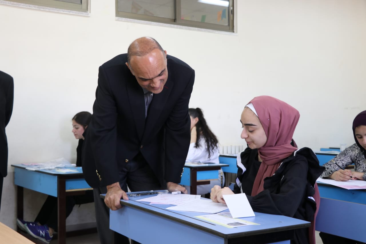 رئيس الوزراء يتفقد طلبة التوجيهي