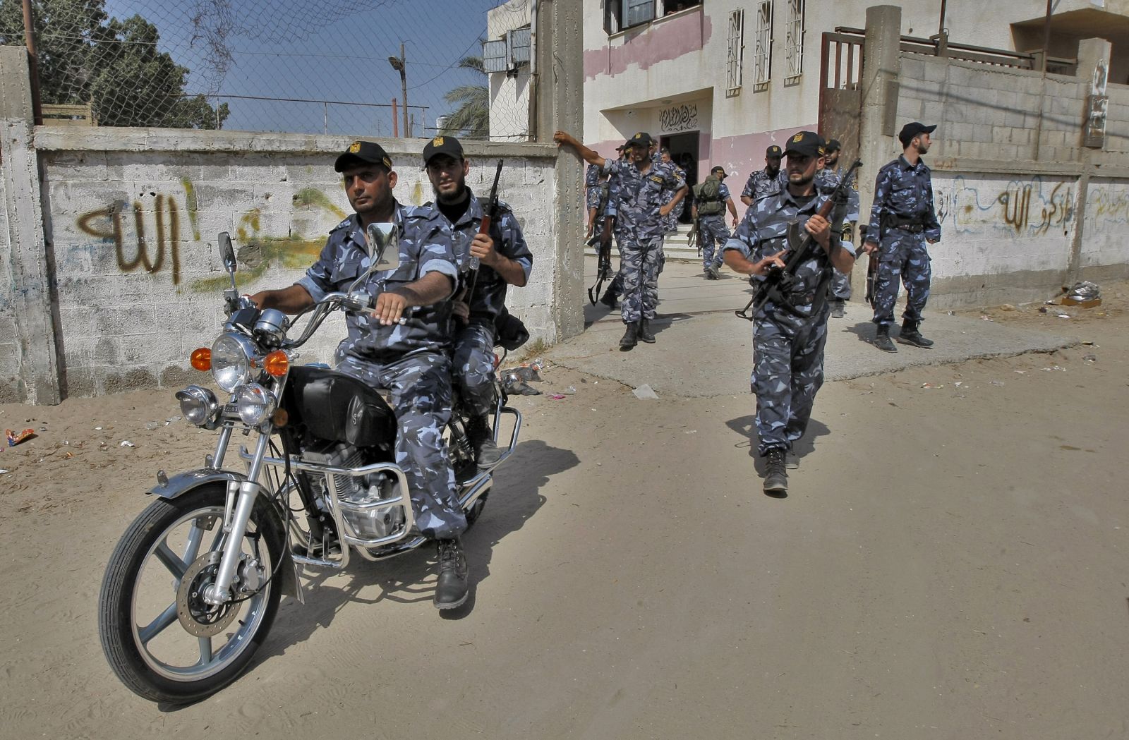 أجهزة حماس تقتحم مخيم البريج فجراً وتشن حملة مطاردة واعتقالات للمواطنين