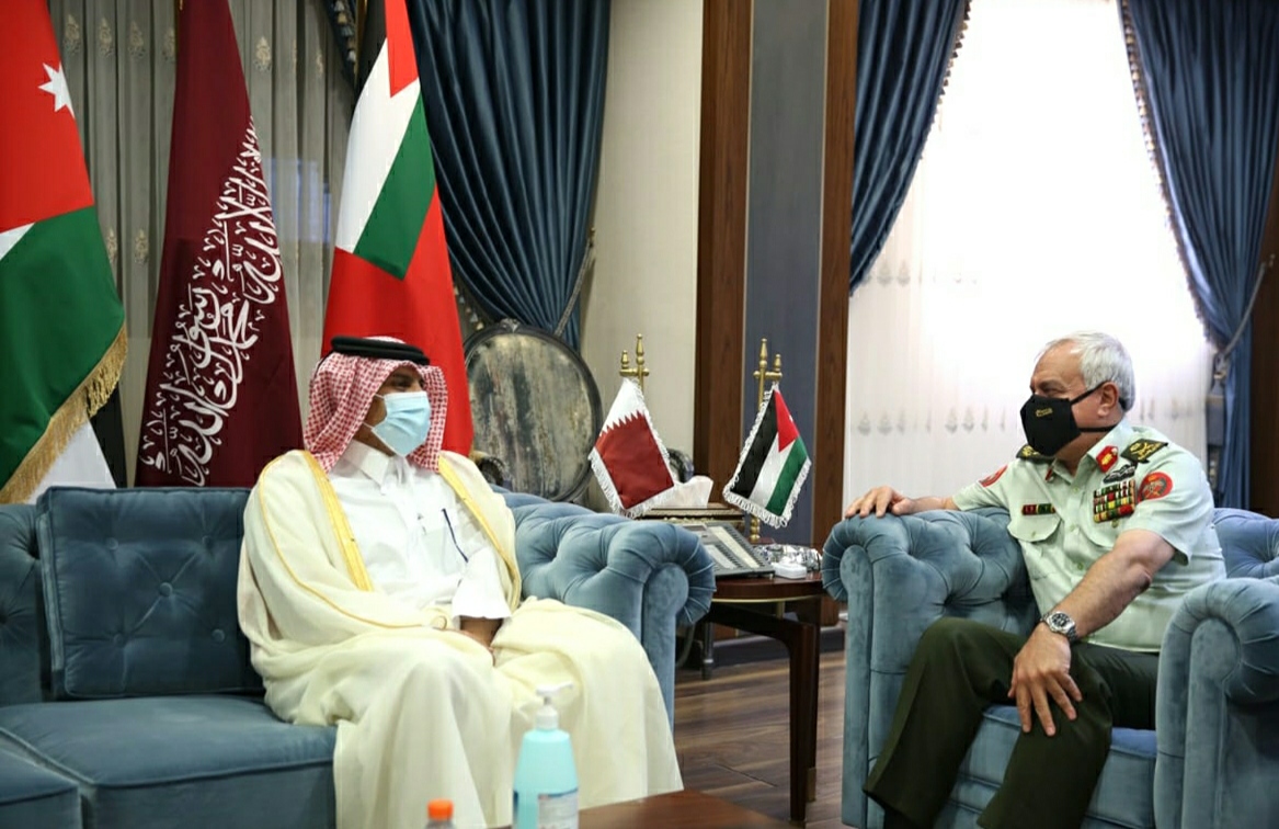 رئيس هيئة الأركان المشتركة يستقبل السفير القطري