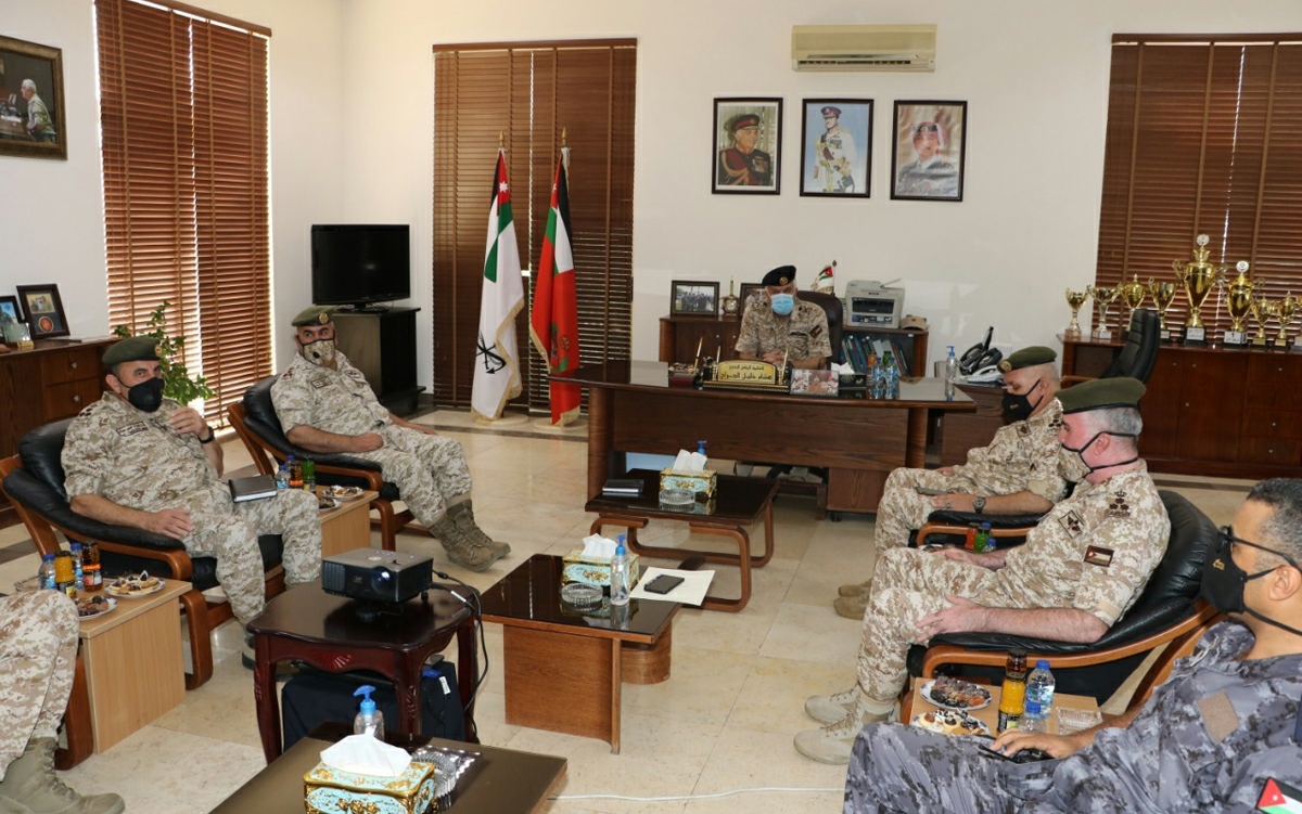 رئيس هيئة الأركان المشتركة يزور قيادة القوة البحرية والزوارق الملكية