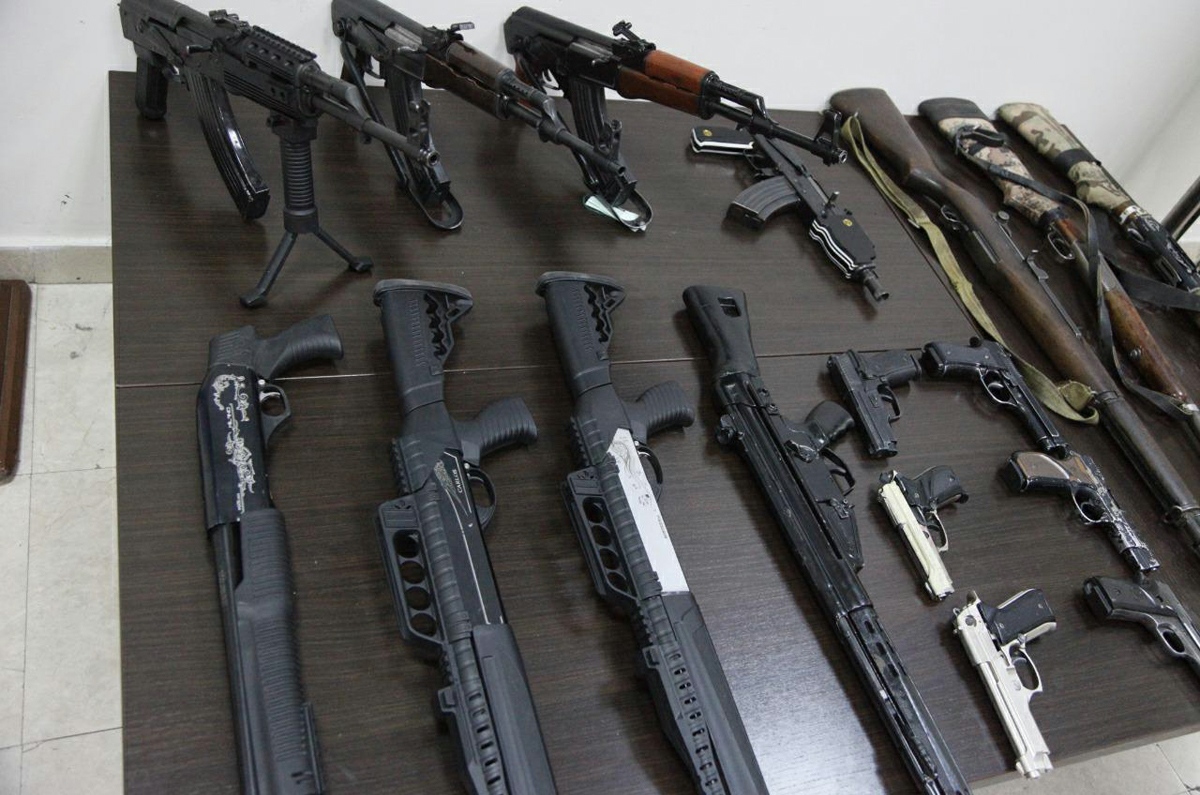 ضبط 17 سلاحاً نارياً خمسة منها اوتوماتيكية
