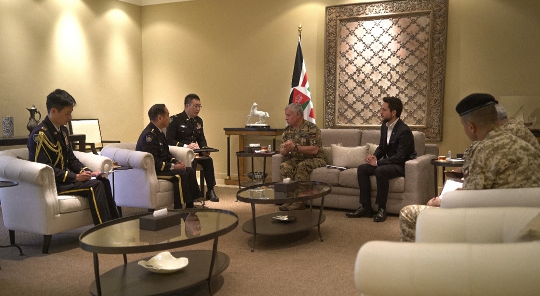 جلالة الملك يستقبل رئيس هيئة الأركان المشتركة لقوات الدفاع الذاتي الياباني