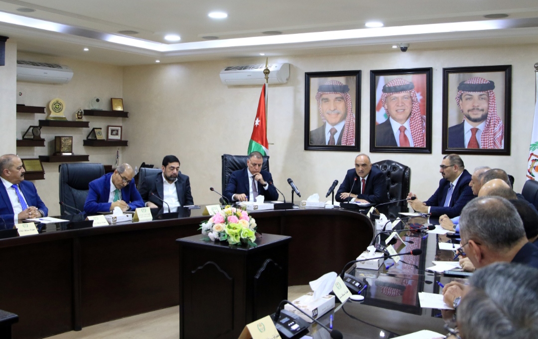 الخصاونة يزور وزارتي الداخلية والاستثمار