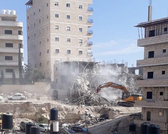 الاحتلال يهدم بناية سكنية في القدس المحتلة