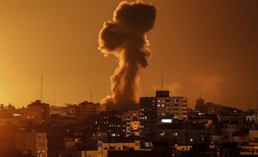 الإحتلال الإسرائيلي يقصف مواقع وسط وجنوب غزة