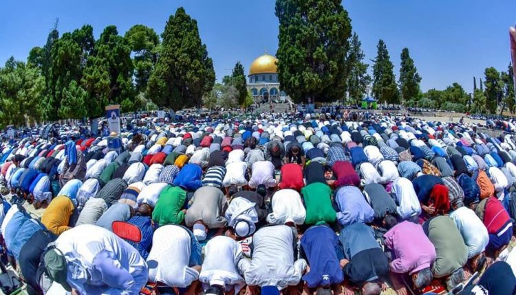 ربع مليون يشهدون صلاة الجمعة الأخيرة من رمضان في الأقصى