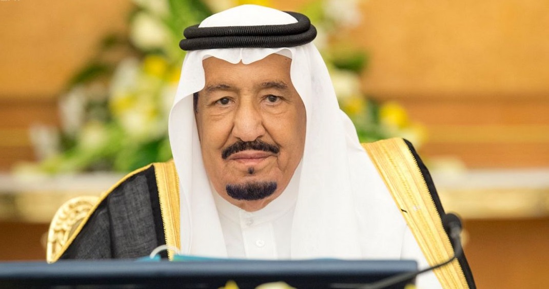 خادم الحرمين الشريفين يتلقى التعازي في وفاة شقيقه الأمير بندر بن عبد العزيز