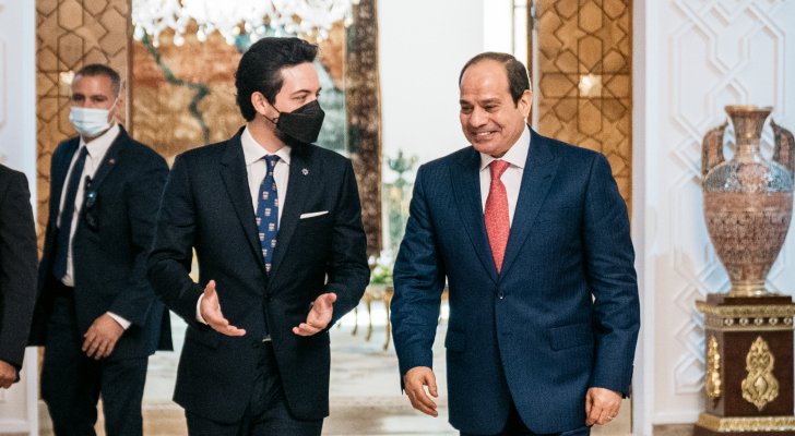 سمو ولي العهد يلتقي الرئيس المصري في القاهرة