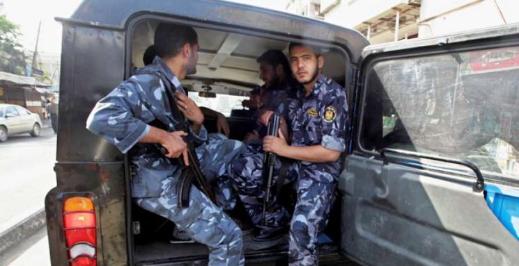أمن حماس يقتحم بيت عزاء الشهيد “أيوب” والإعتداء على شباب فتح بعد مشادات كلامية مع شخصيات حمساوية