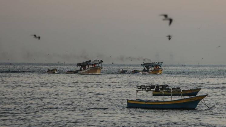 إسرائيل توسع منطقة الصيد في غزة إلى 9 أميال لـ”مساعدة أهله”