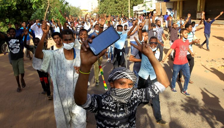 آلاف المتظاهرين في شوارع السودان