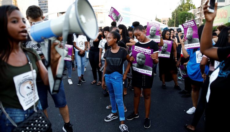 تصاعد الاحتجاجات في إسرائيل على مقتل شاب من أصول إثيوبية