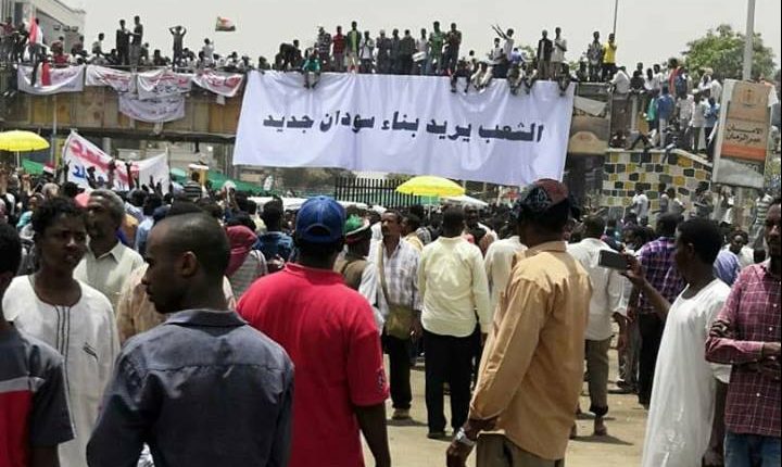 «المهنيين السودانيين»: نرفض ما أعلنه المجلس العسكري في مؤتمره الصحفي