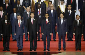 الملك يلتقي قادة ورؤساء وفود مشاركة في القمة الآسيوية الإفريقية في جاكارتا